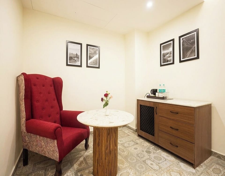 Family Room | Living area | 32-inch Smart TV with digital channels, printers