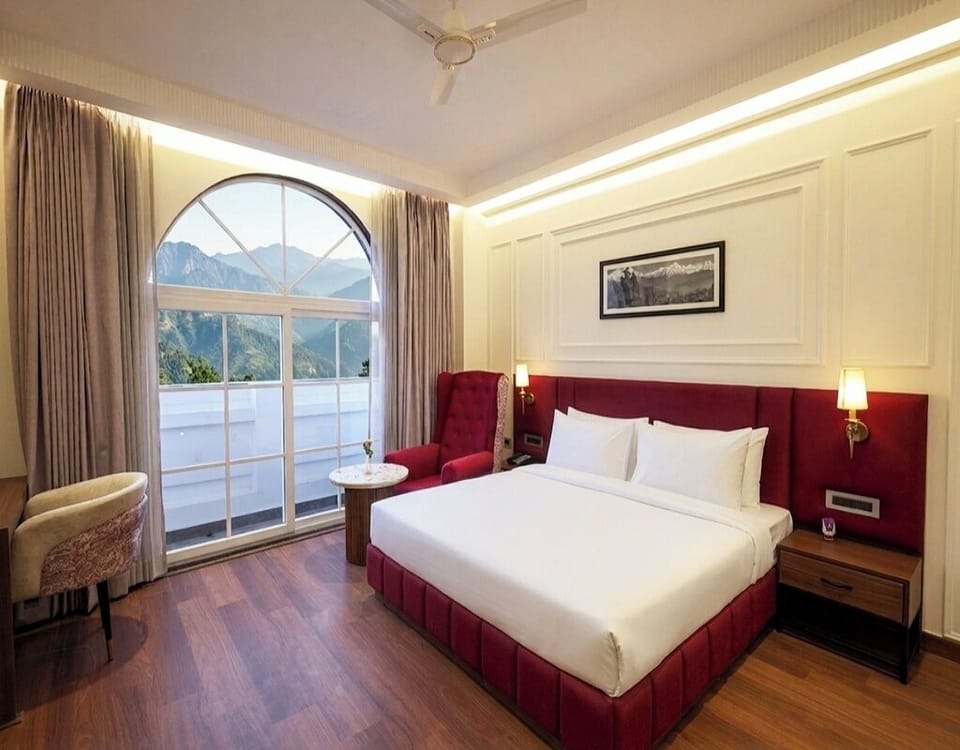 Premium Room | In-room safe, desk, laptop workspace, blackout drapes