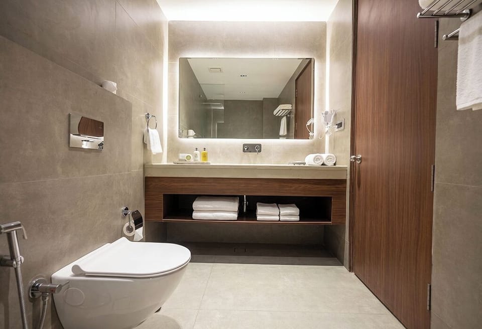 Family Room | In-room safe, desk, laptop workspace, blackout drapes
