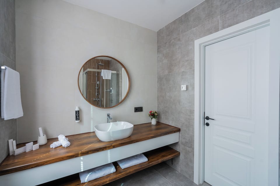 Standard Double Room | Bathroom | Free toiletries, soap, shampoo, toilet paper