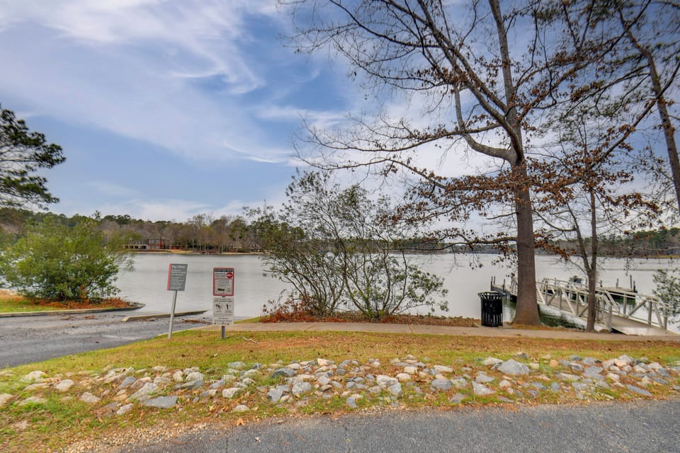 Walking Distance to Public Boat Ramp