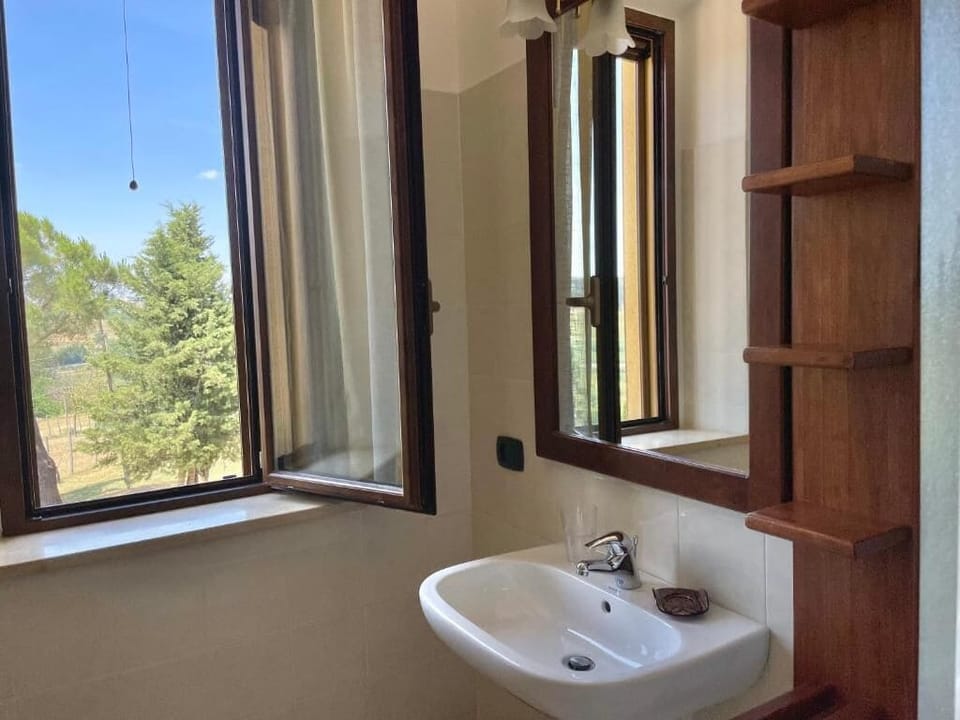 Classic Double Room, Balcony, Hill View | Bathroom