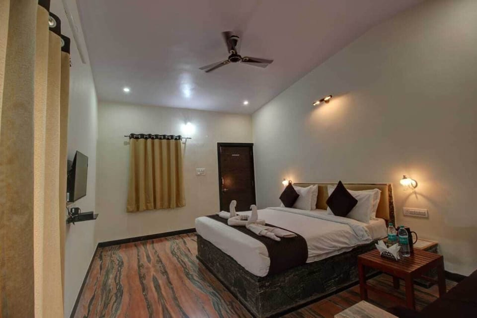 Deluxe Double Room, Balcony, Mountain View | Blackout drapes, iron/ironing board (on request), WiFi (free)