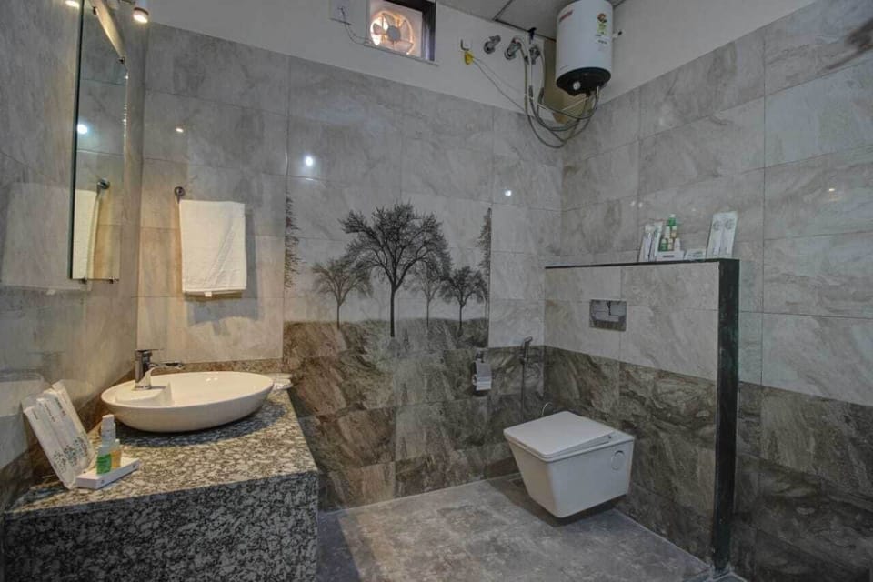 Shower, free toiletries, towels
