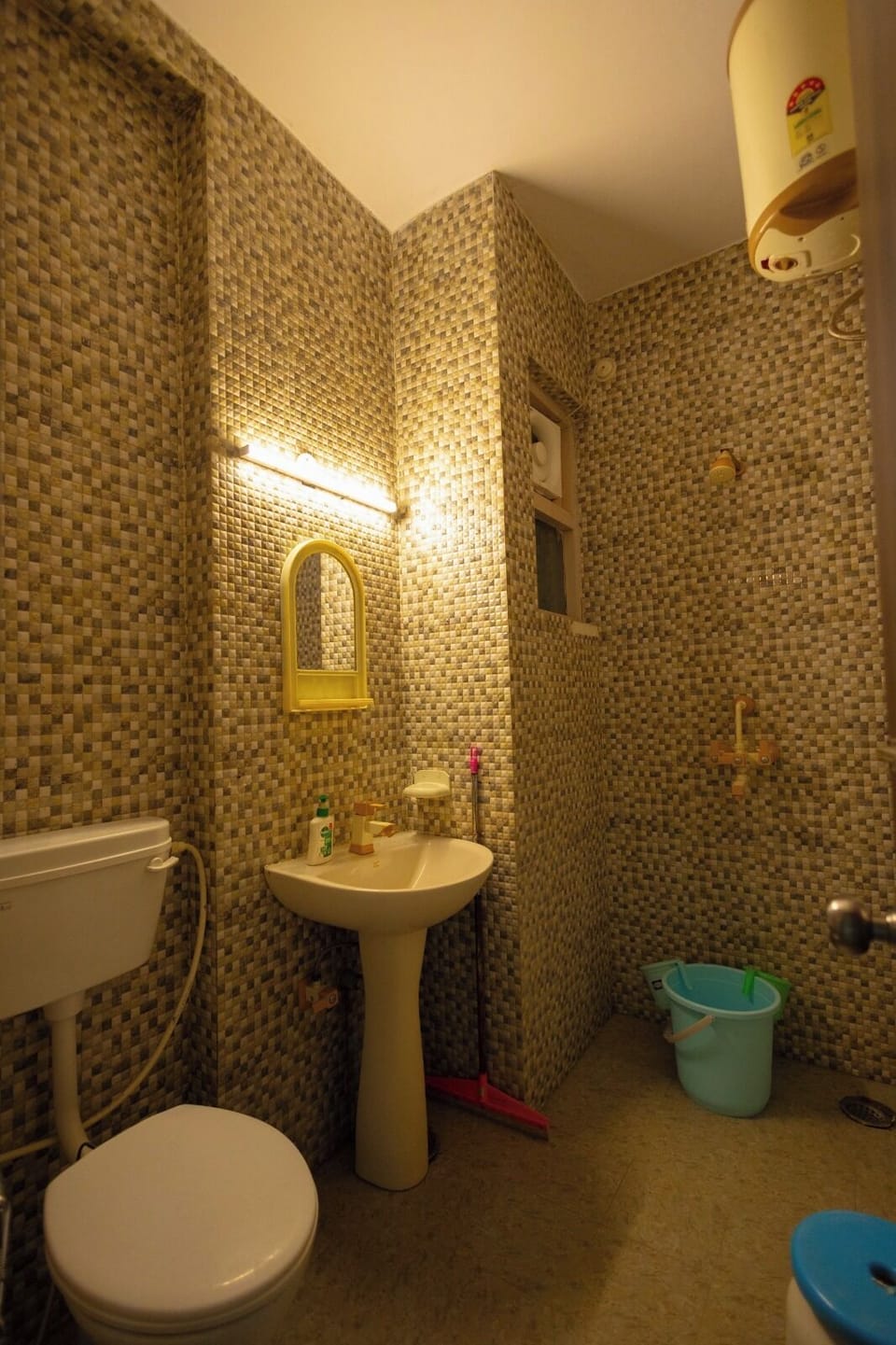 Deluxe Room | Bathroom | Free toiletries, towels, soap, shampoo
