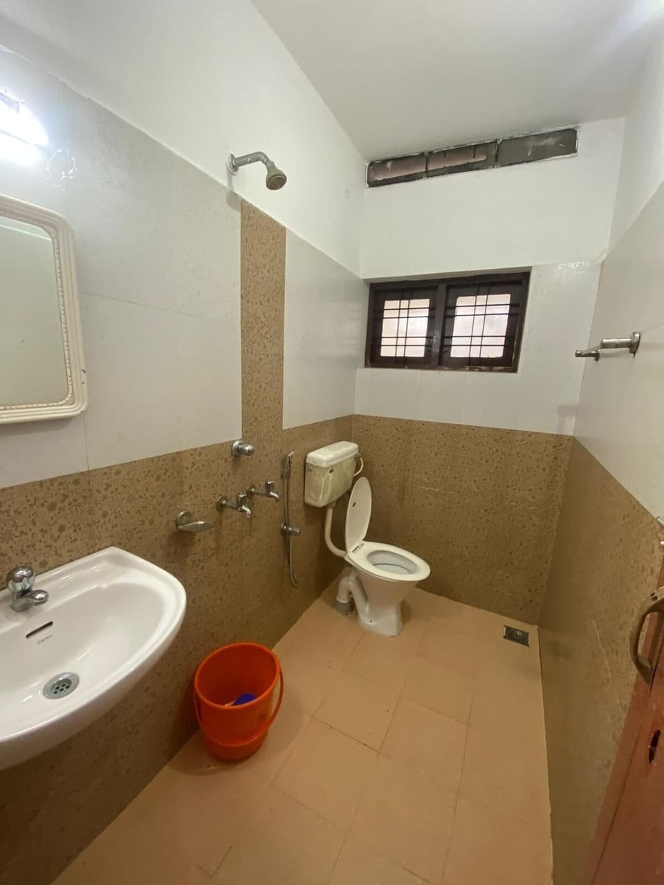Classic Double Room | Bathroom | Shower, towels, soap