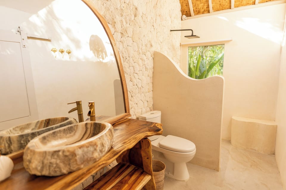 Deluxe Bungalow | Bathroom | Shower, hair dryer, towels, soap