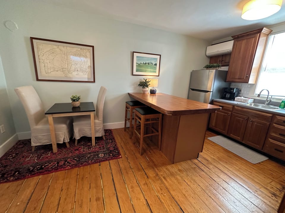 Kitchen & Table