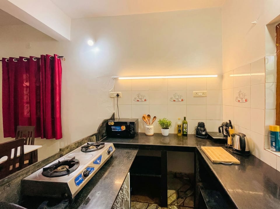 Comfort Villa, Multiple Bedrooms, Balcony, City View | Private kitchen | Fridge, cookware/dishes/utensils