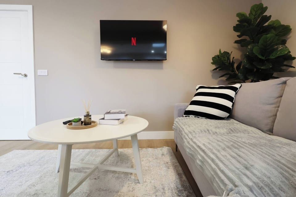 House, 5 Bedrooms | Living room