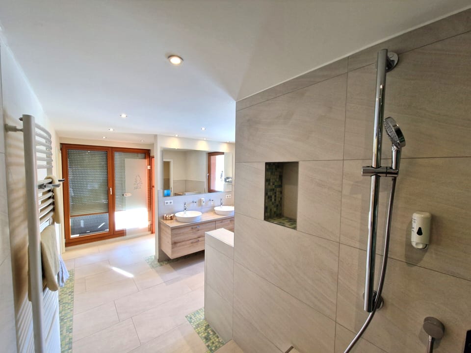 Premium Suite | Bathroom | Hair dryer, bathrobes, slippers, towels
