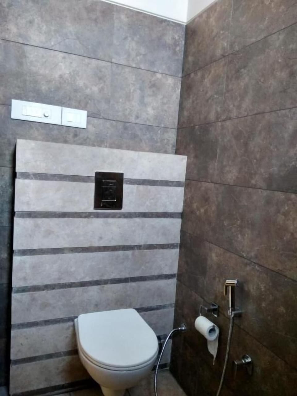 Bathtub, free toiletries, hair dryer, towels