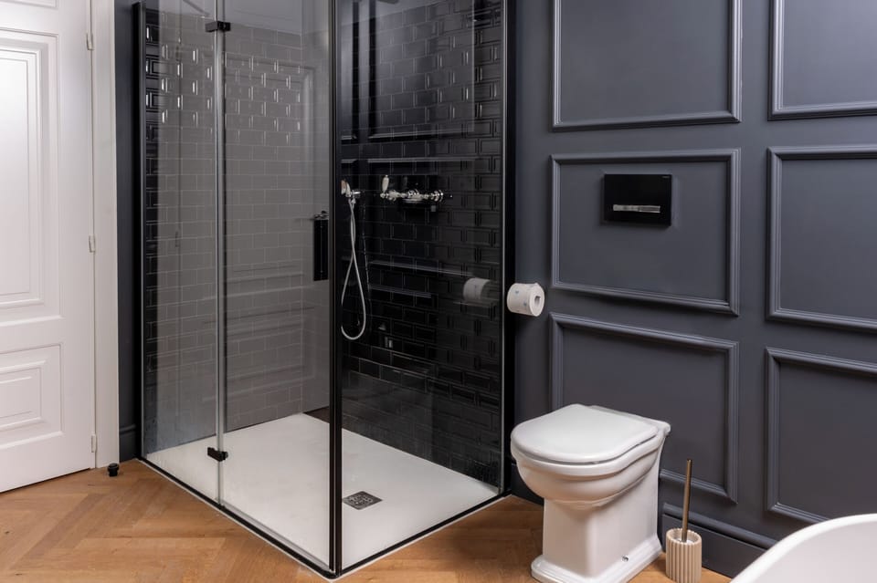 Luxury Apartment, City View | Bathroom | Free toiletries, towels, soap, shampoo