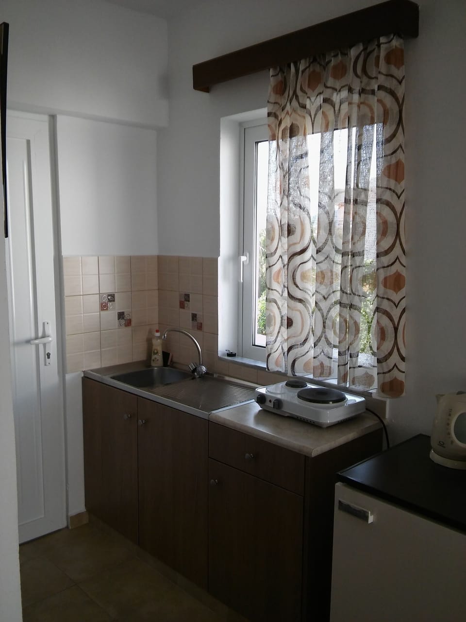 Studio, Balcony | Private kitchenette | Fridge, stovetop, coffee/tea maker, electric kettle
