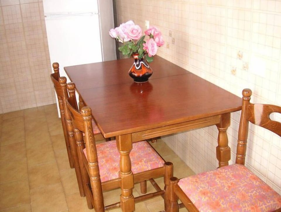 Apartment, 2 Bedrooms, Balcony | In-room dining