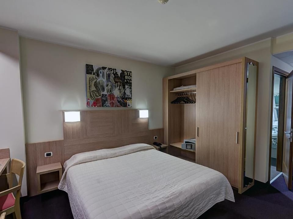 In-room safe, free WiFi, wheelchair access