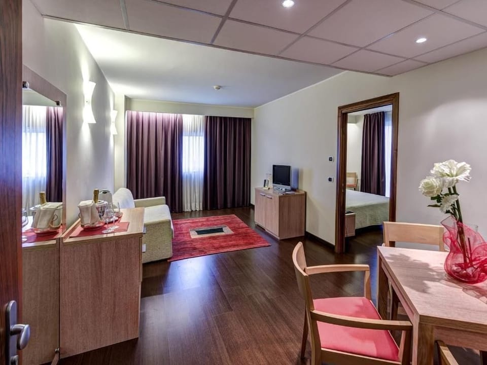 In-room safe, free WiFi, wheelchair access