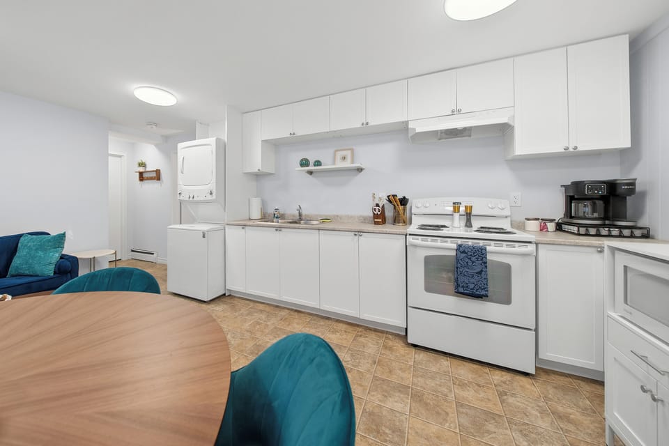Bright and functional kitchen with everything you need to feel at home.