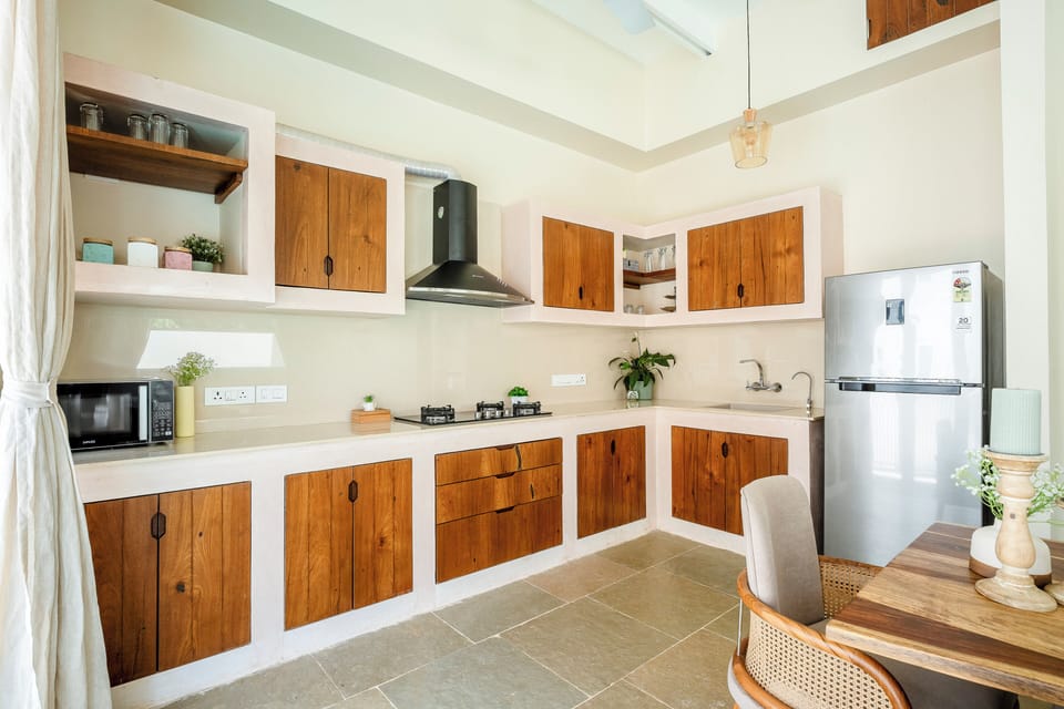 Deluxe Room | Private kitchen | Electric kettle, dining tables