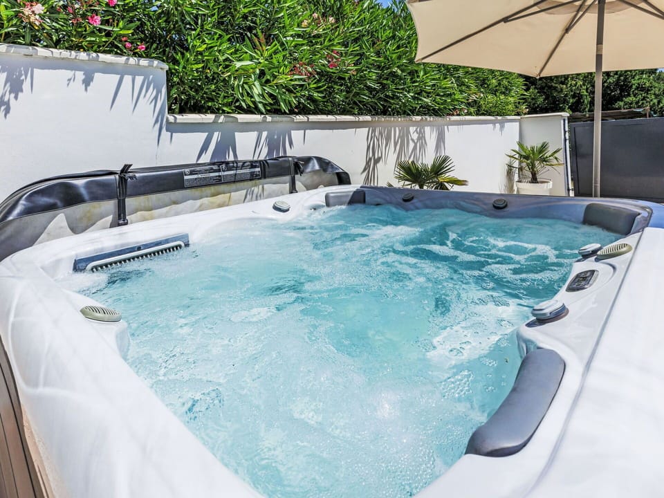 Plumbing Fixture, Leisure, Swimming Pool, Bathtub, Jacuzzi, Outdoor Furniture, Resort, Hotel, Houseplant