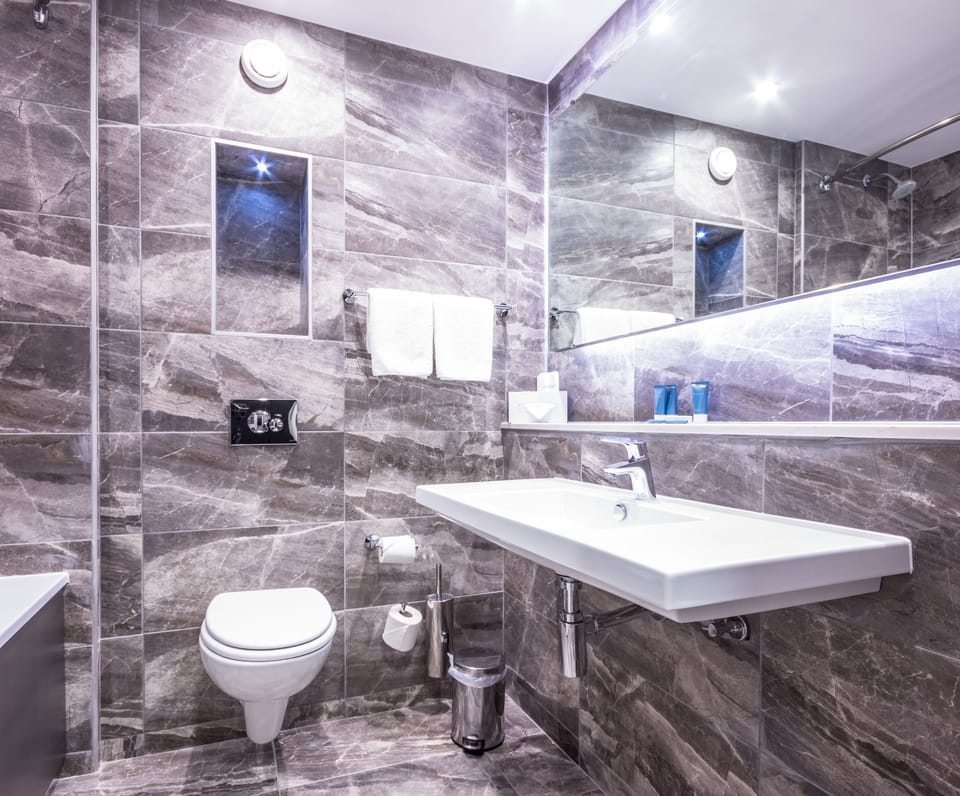 Combined shower/tub, designer toiletries, hair dryer, towels