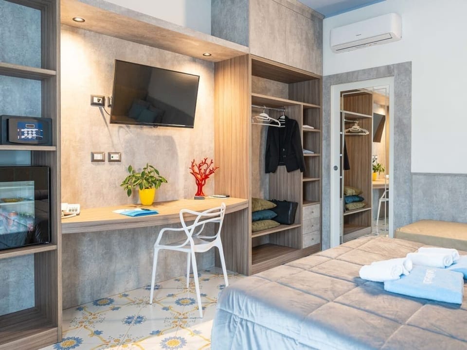 In-room safe, desk, cribs/infant beds, bed sheets