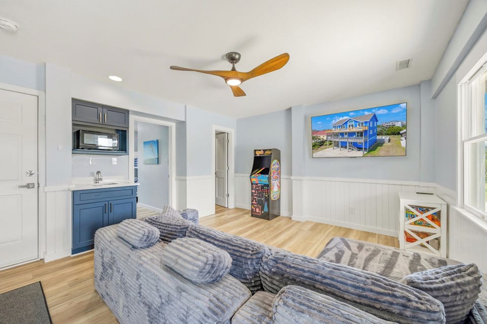 Kick back on plush seating with a ceiling fan keeping you cool, or challenge your family to a round at the arcade—your perfect downtime awaits.