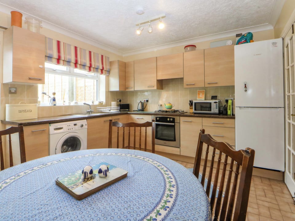 Cottage | Private kitchen | Dishwasher, cookware/dishes/utensils