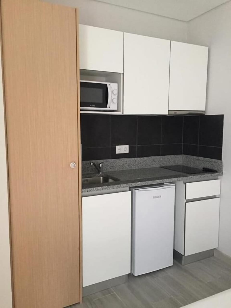 Studio, Balcony, Courtyard View | Private kitchen
