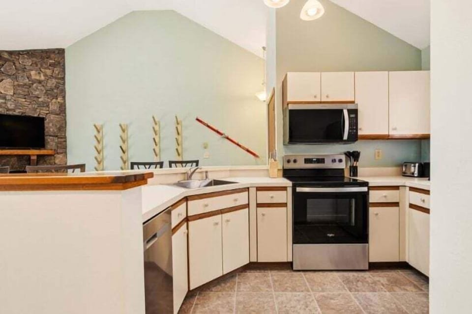 Condo, 3 Bedrooms | Private kitchen | Coffee/tea maker, fridge, oven, toaster