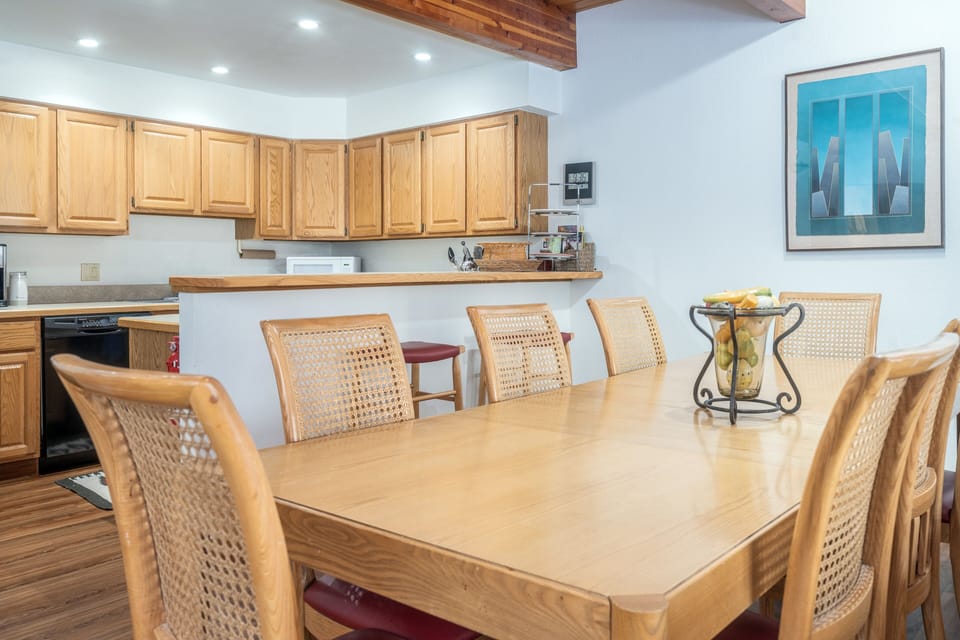 Condo, 2 Bedrooms | Dining