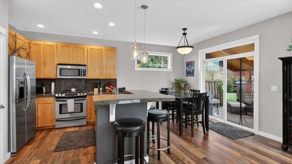 House, 4 Bedrooms | Private kitchen | Coffee/tea maker, fridge, oven, toaster