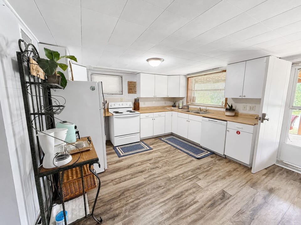 House, 2 Bedrooms | Private kitchen | Coffee/tea maker, fridge, oven, toaster