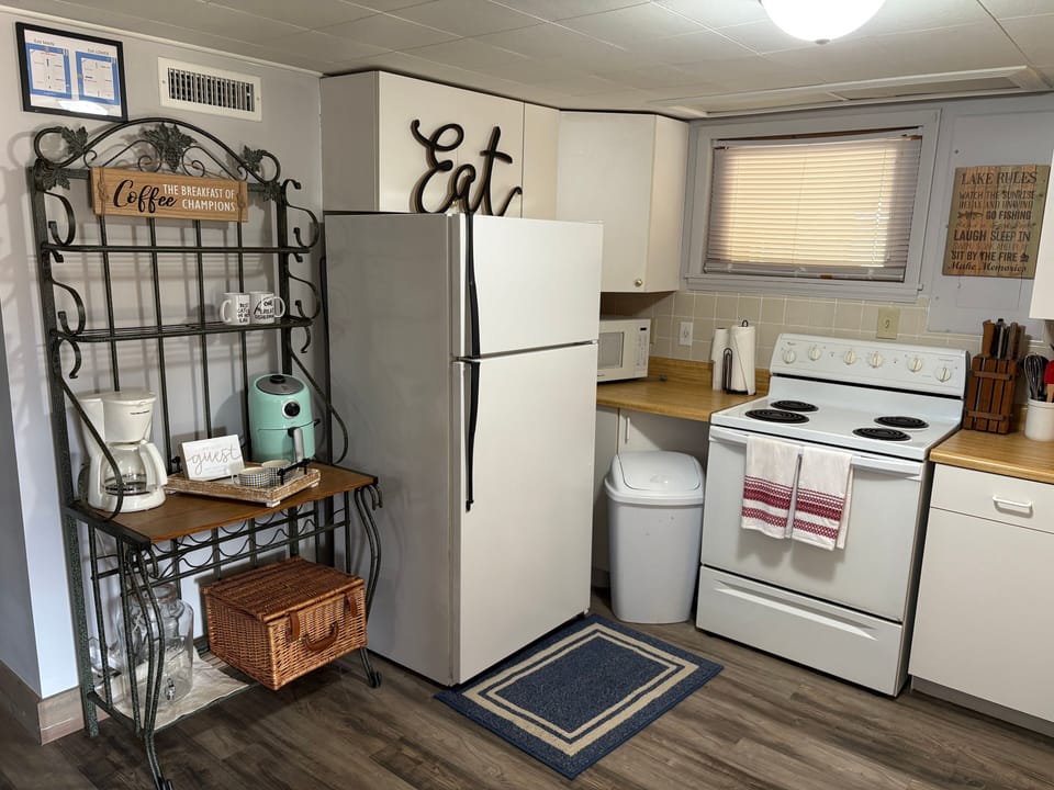 House, 2 Bedrooms | Private kitchen | Fridge, oven, coffee/tea maker, toaster