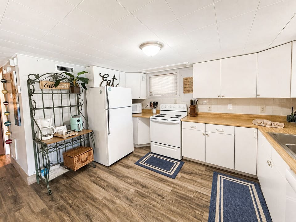 House, 2 Bedrooms | Private kitchen | Coffee/tea maker, fridge, oven, toaster