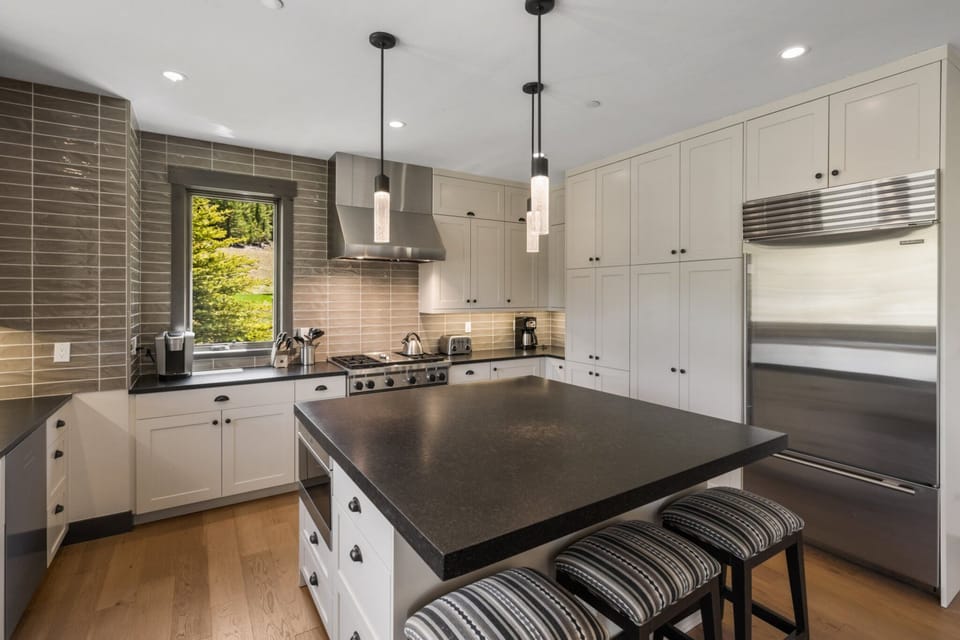 Kitchen (main floor)