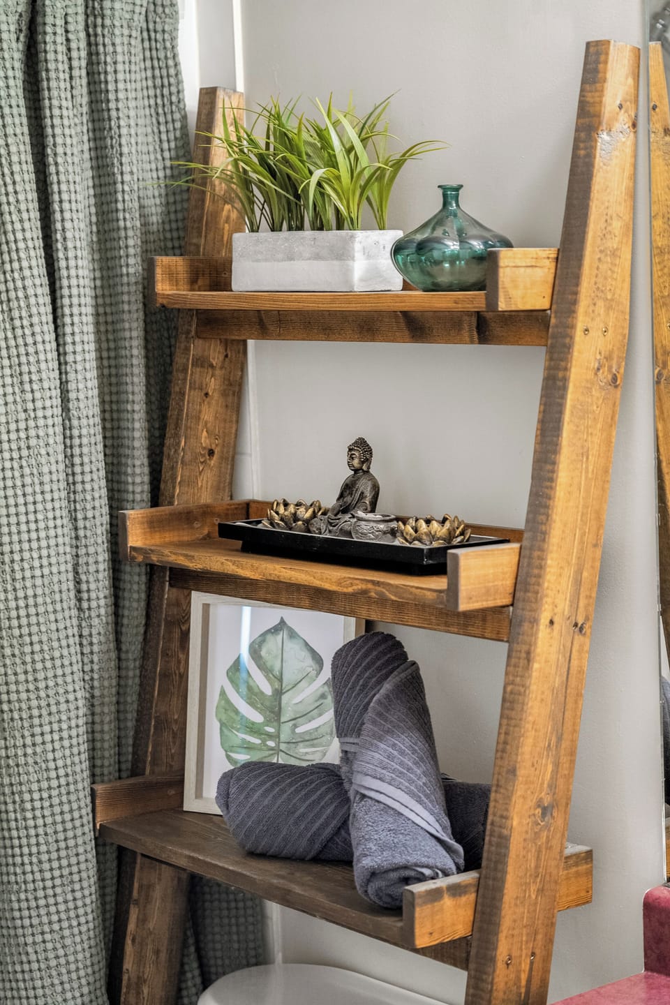 Spa-style bathroom details with fresh towels and relaxing décor for a comfortable stay.