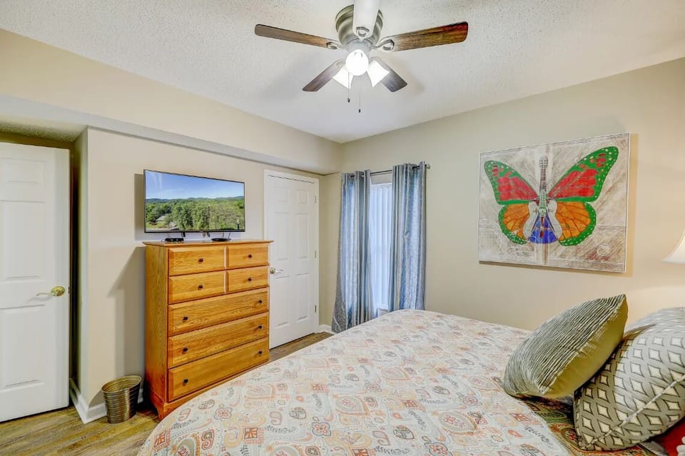 King Bedroom with Cable TV and WIfi