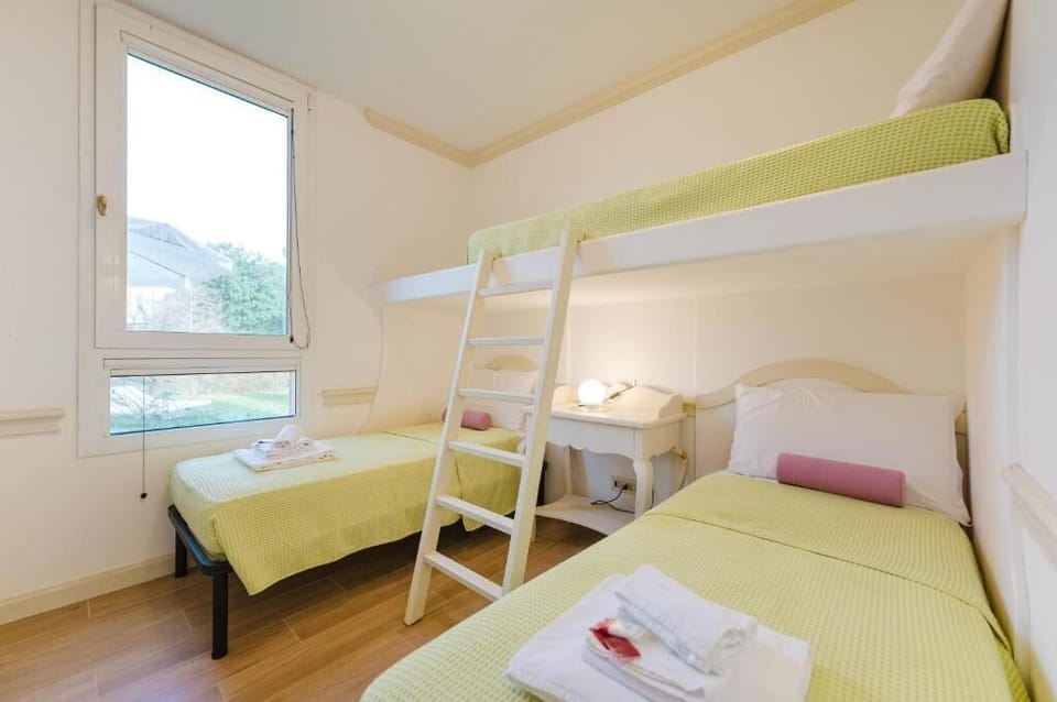 Deluxe Apartment, Courtyard View | Desk, soundproofing, bed sheets
