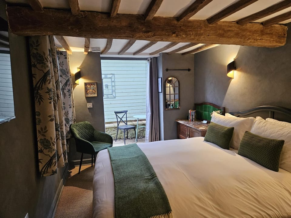 Classic Double Room, Ensuite, Garden View | WiFi (free)