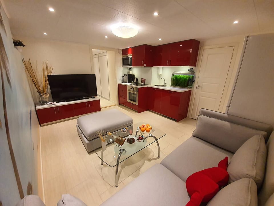 Apartment, 2 Bedrooms, Balcony, Garden View | Living room