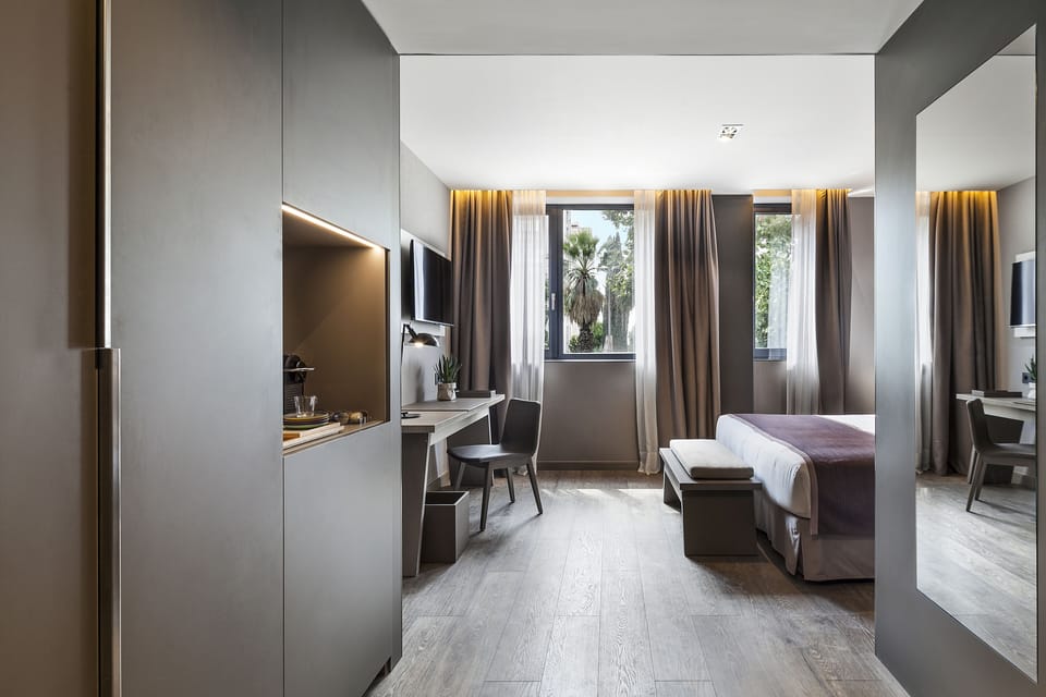 Premium bedding, down comforters, minibar, in-room safe