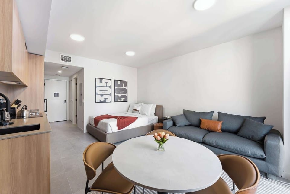 Studio with fully equipped kitchen, queen bed and queen sofa cama