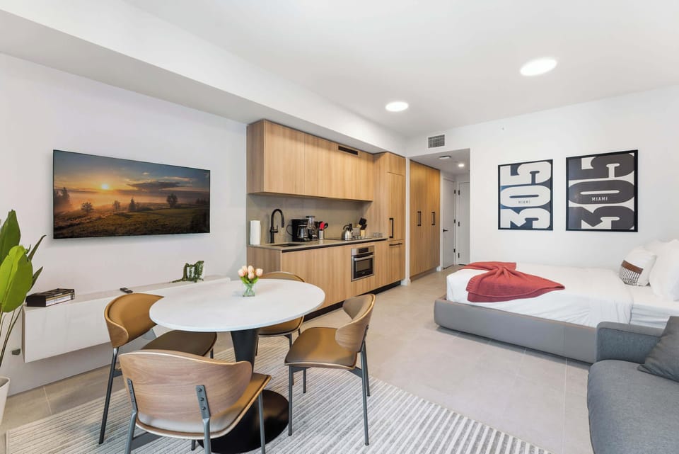 Studio with fully equipped kitchen, queen bed and queen sofa cama