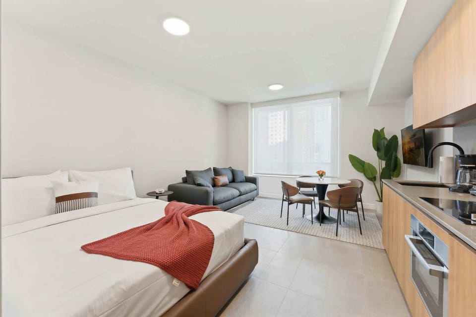 Studio with fully equipped kitchen, queen bed and queen sofa cama