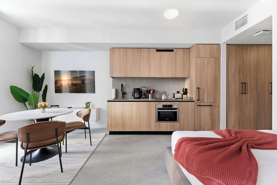 Studio with fully equipped kitchen, queen bed and queen sofa cama