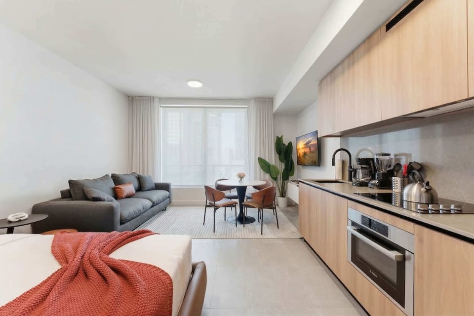 Studio with fully equipped kitchen, queen bed and queen sofa cama