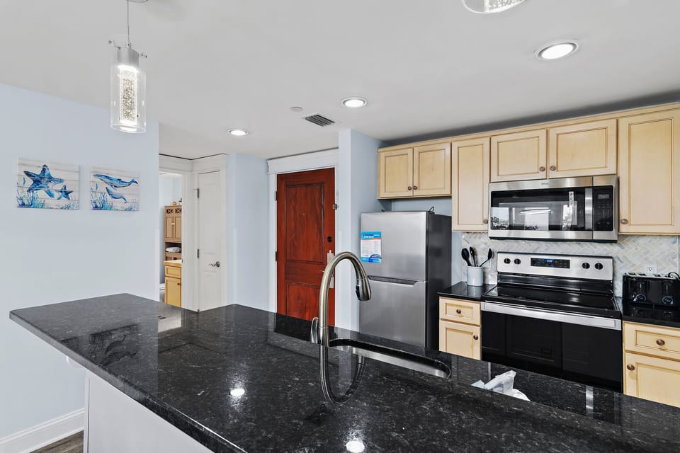 Granite Kitchen & Breakfast Bar