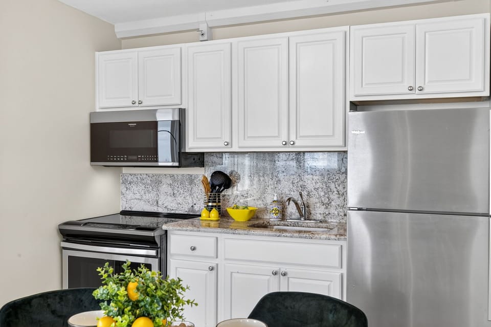 Elegant Space for Meals and Morning Coffee