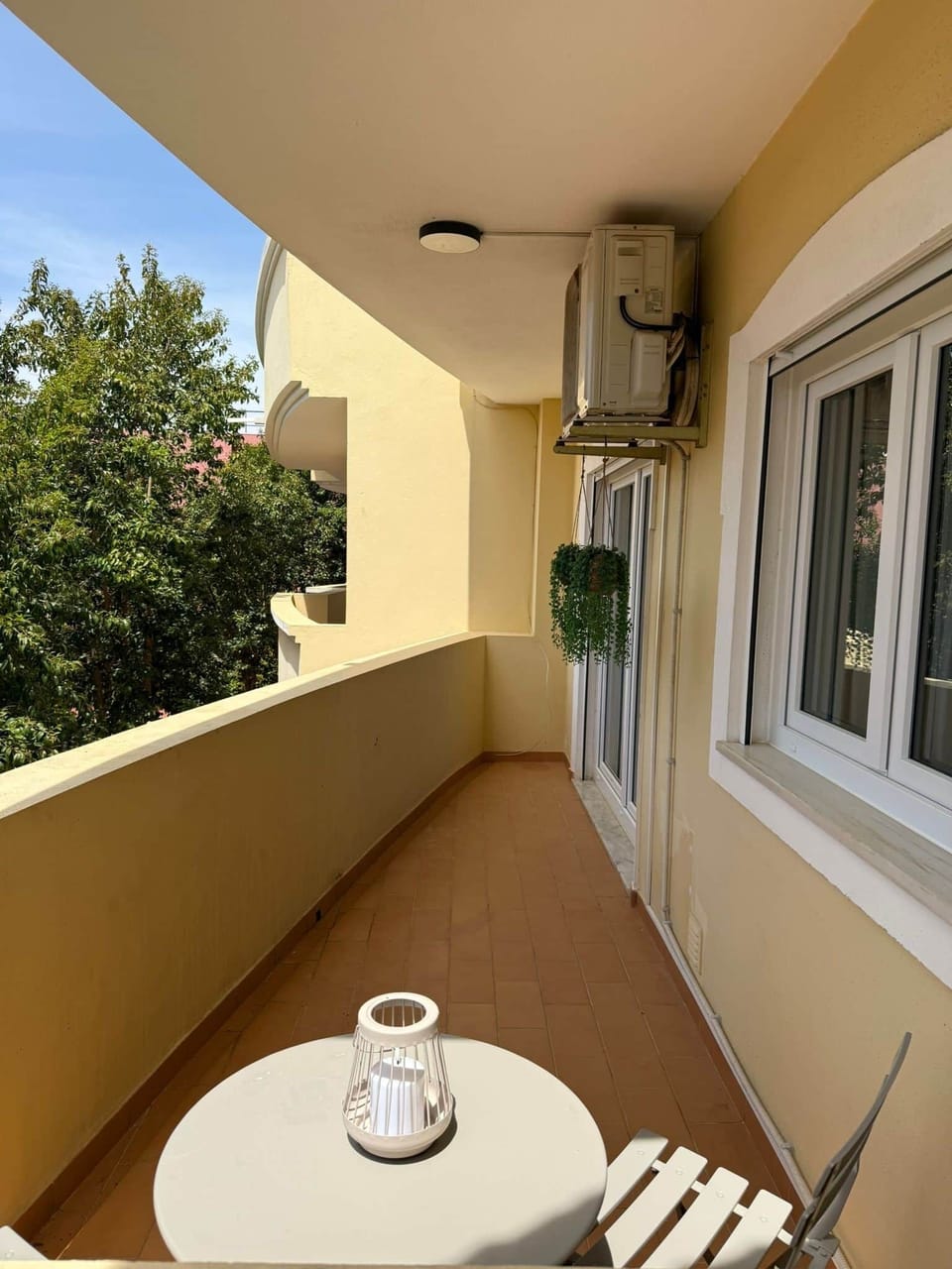 Piscina privada do condomínio - tem piscina para crianças, piscina para adultos e um um jardim grande com quatro espreguiçadeiras pertencentes ao apartamento. 